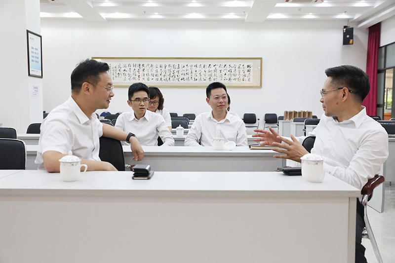 圖：徐董與工商銀行領導親切友好交流