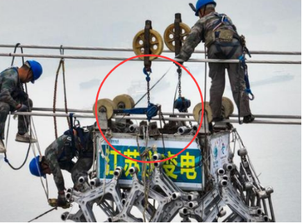 世界最高輸電鐵塔架設導線使用手扳九一看片在线看