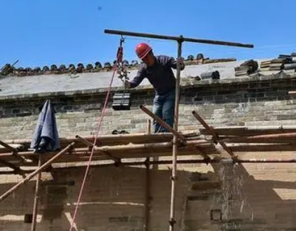 古建築修繕過程中使用起重滑車吊運材料