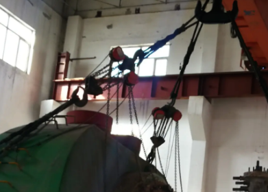工廠設備組裝使用手拉九一看片在线看吊裝作業