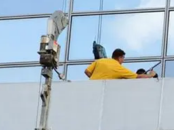 高空玻璃清洗做好安全防護（電動吊籃清洗高空玻璃牆的注意事項）