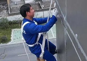 高空作業佩戴安全帶（高空安裝外牆防水工程施工）